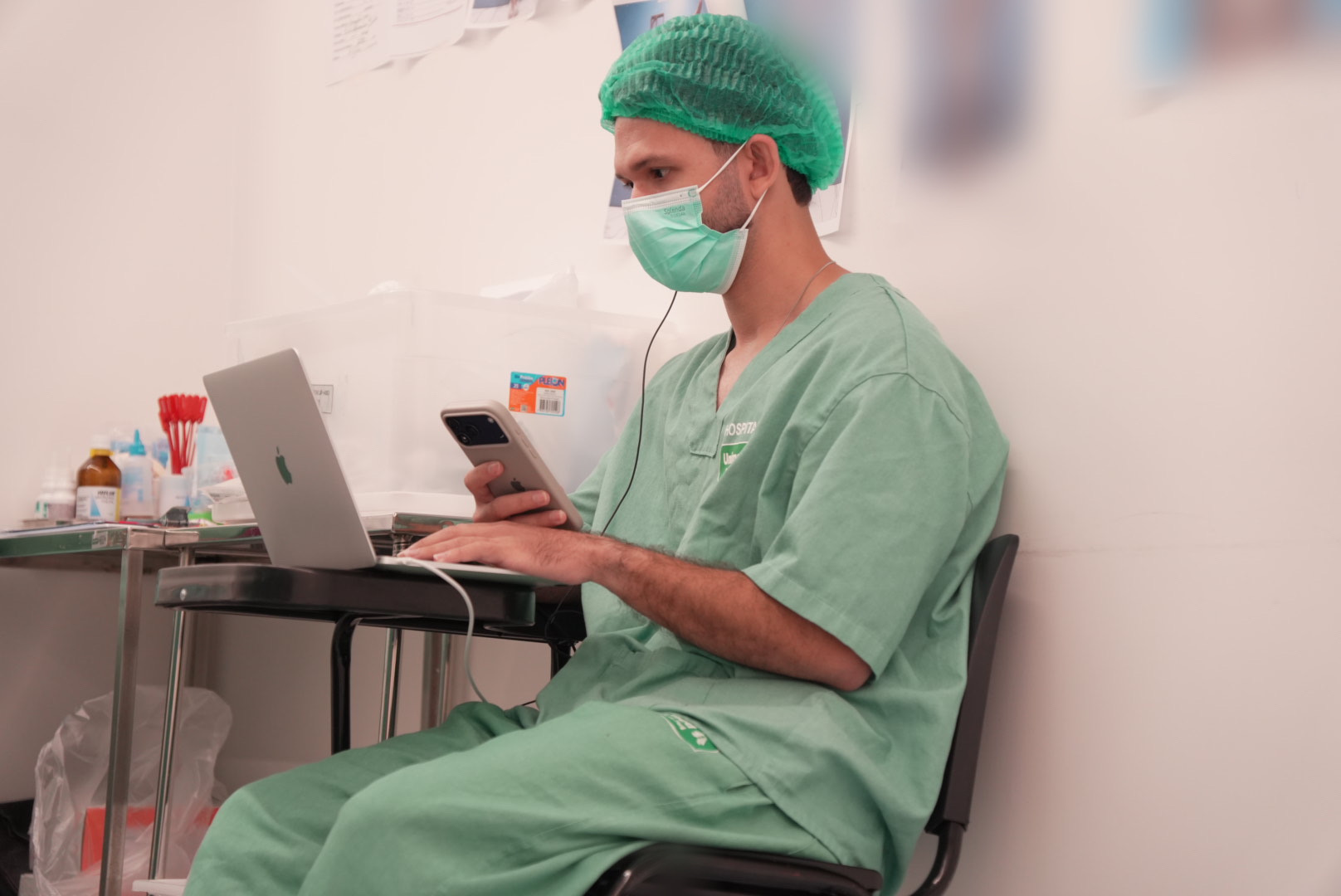 Médico no centro cirúrgico organizando sua presença digital