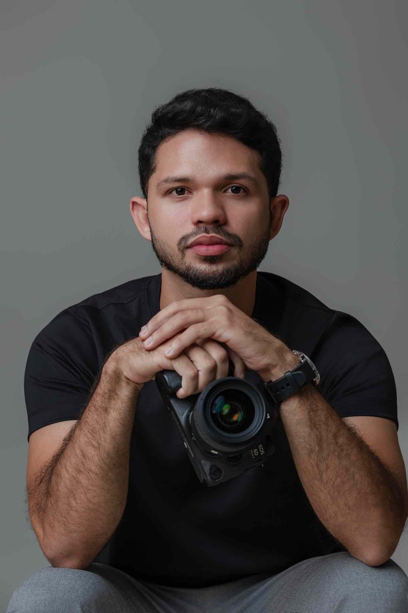 Madson Monte com câmera profissional para gravação de médicos